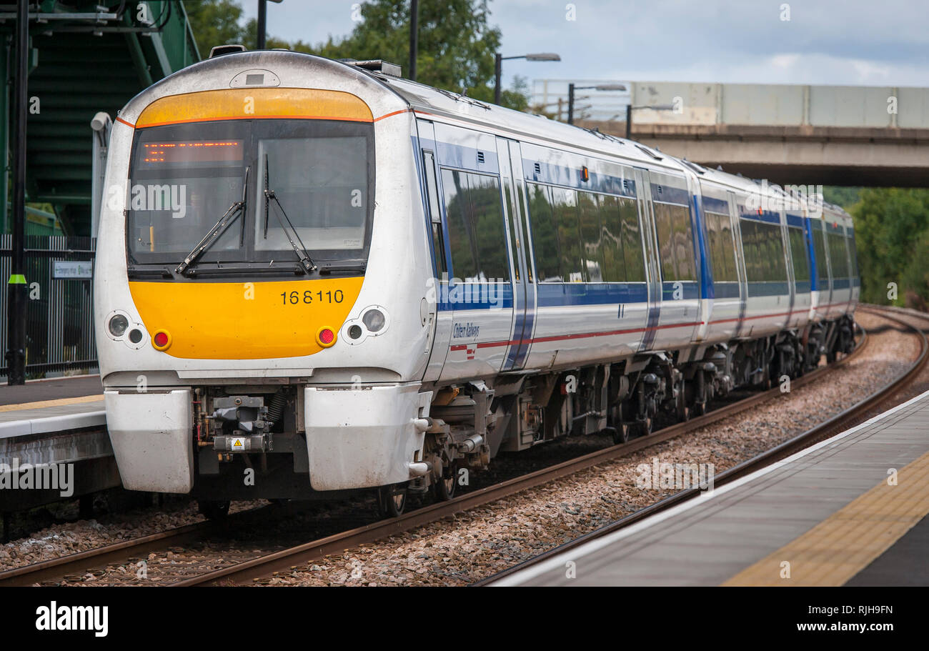 Le train de voyageurs de la classe 168 Clubman dans Chiltern Railways livery attendant à un quai de la gare au Royaume-Uni. Banque D'Images