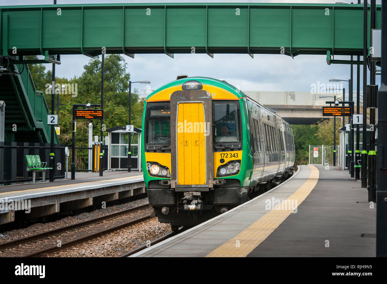 Le train de voyageurs de la classe 172 Turbostar dans London Midland livery attendant à un quai de la gare au Royaume-Uni. Banque D'Images