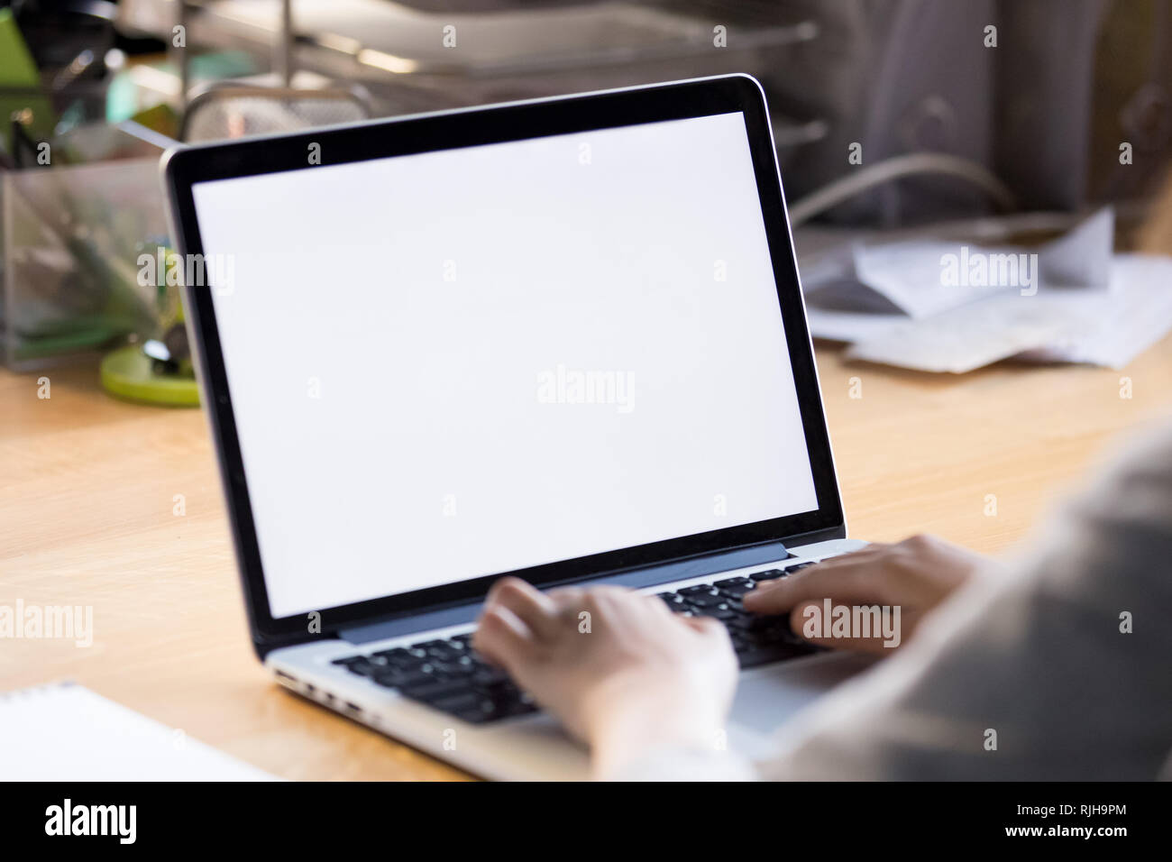 Close up of worker typing on laptop mail Banque D'Images