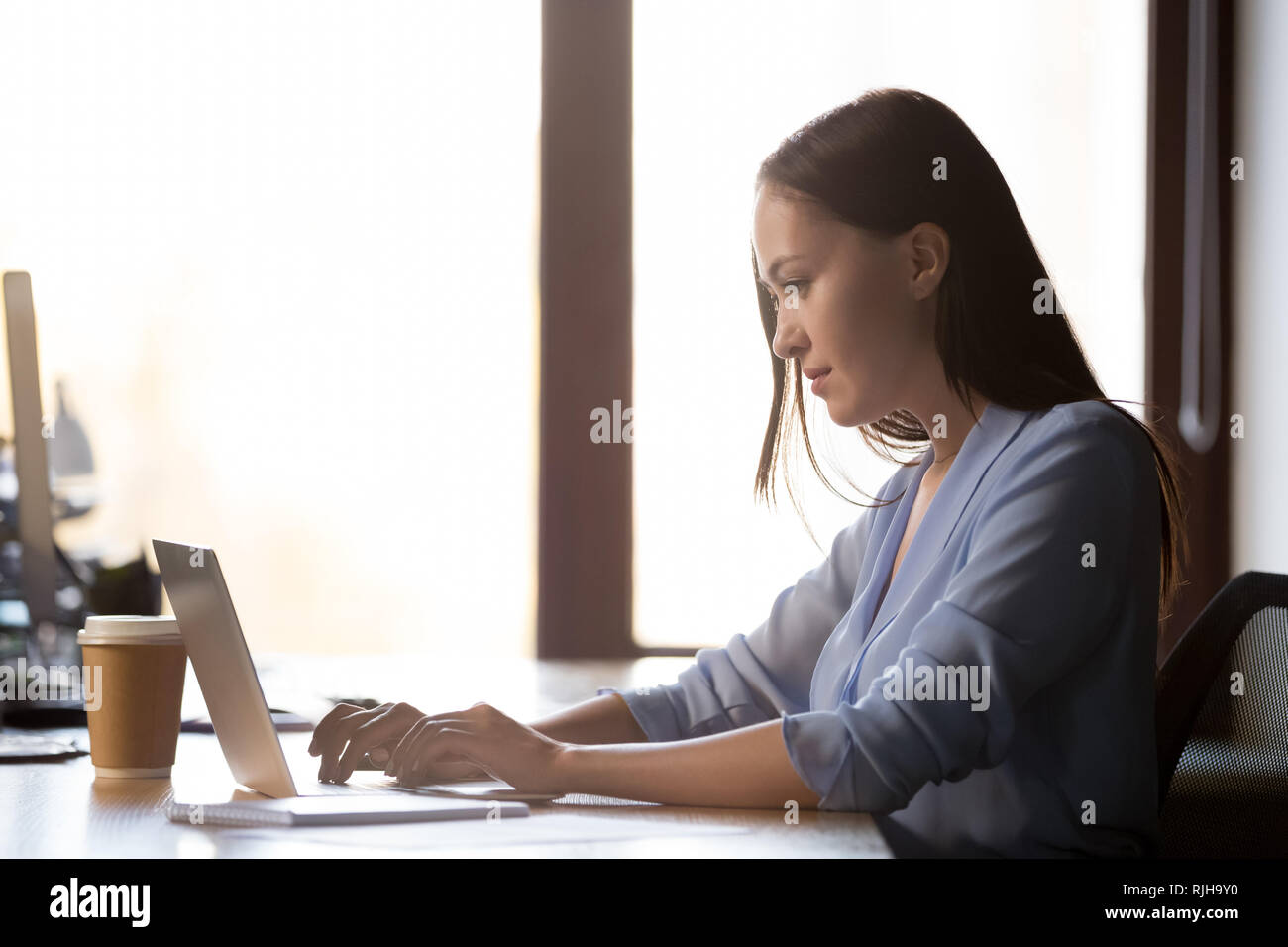 Les femmes ciblées s'asseoir à l'aide de bureau ordinateur portable Banque D'Images