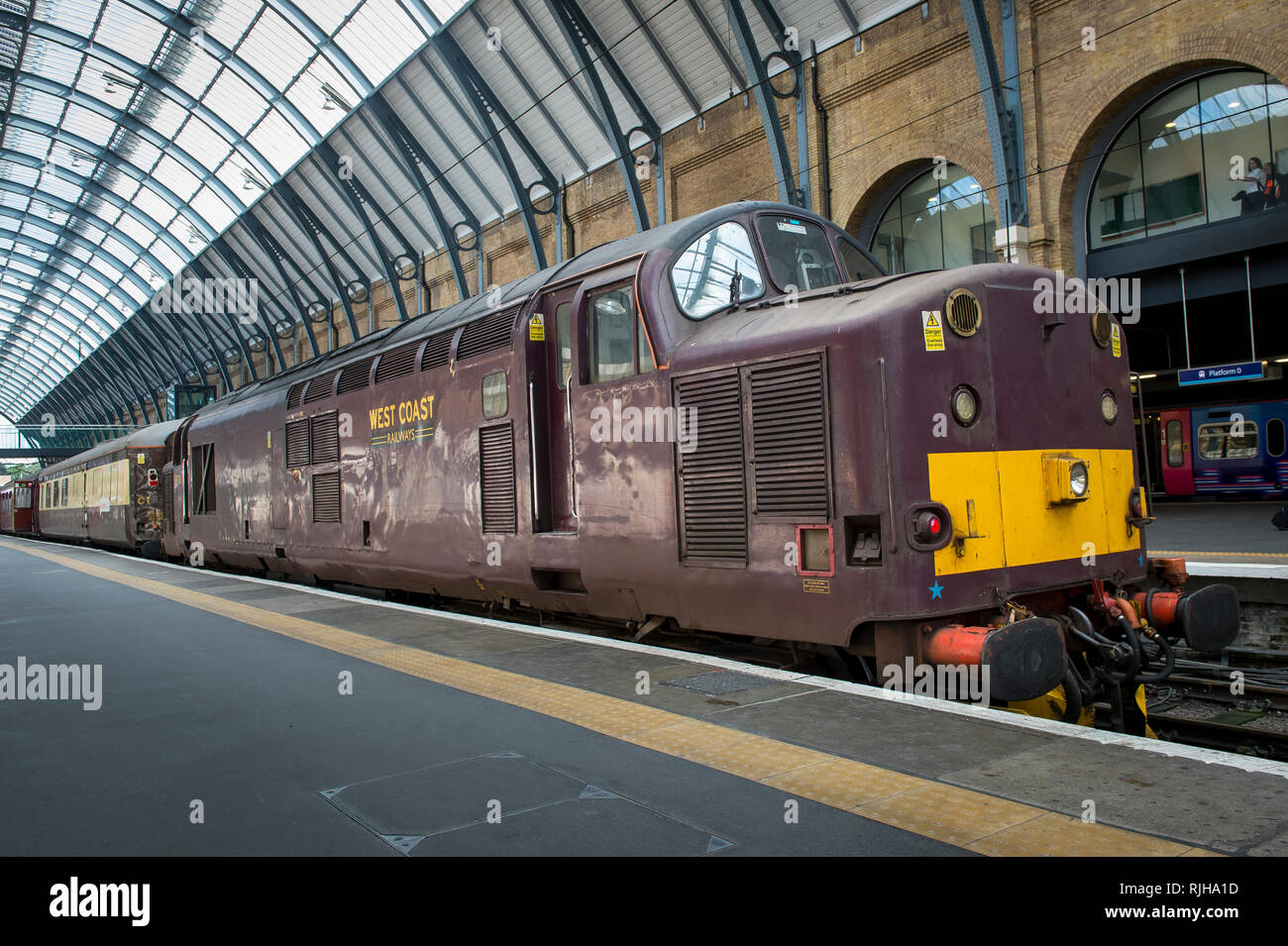 Chemins de fer de la côte ouest de la locomotive du patrimoine en attente à une plate-forme de Londres à la gare de Kings Cross, Londres, Angleterre. Banque D'Images