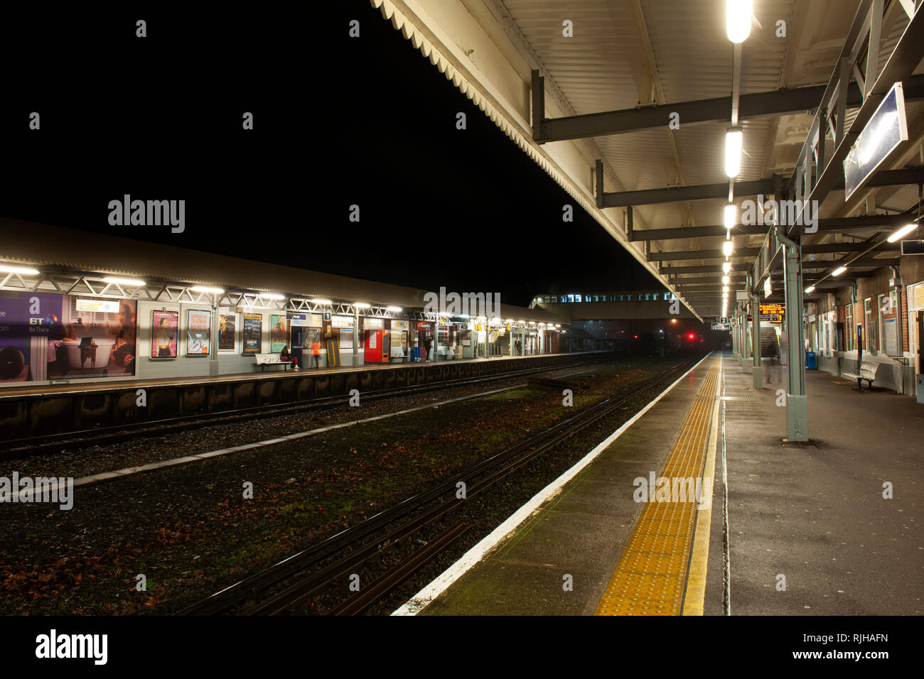 Photographie de nuit de la gare ferroviaire de Havant, Havant, Hampshire, England, UK Banque D'Images