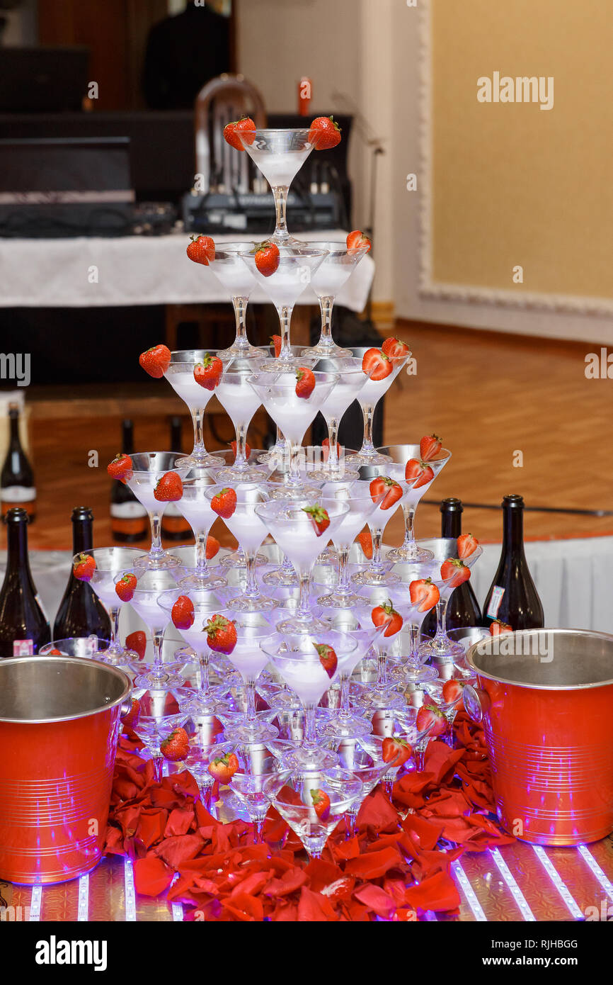 Verres de champagne à la fête. Pyramide de champagne. L'alcool de fête . L'ivresse collective Banque D'Images