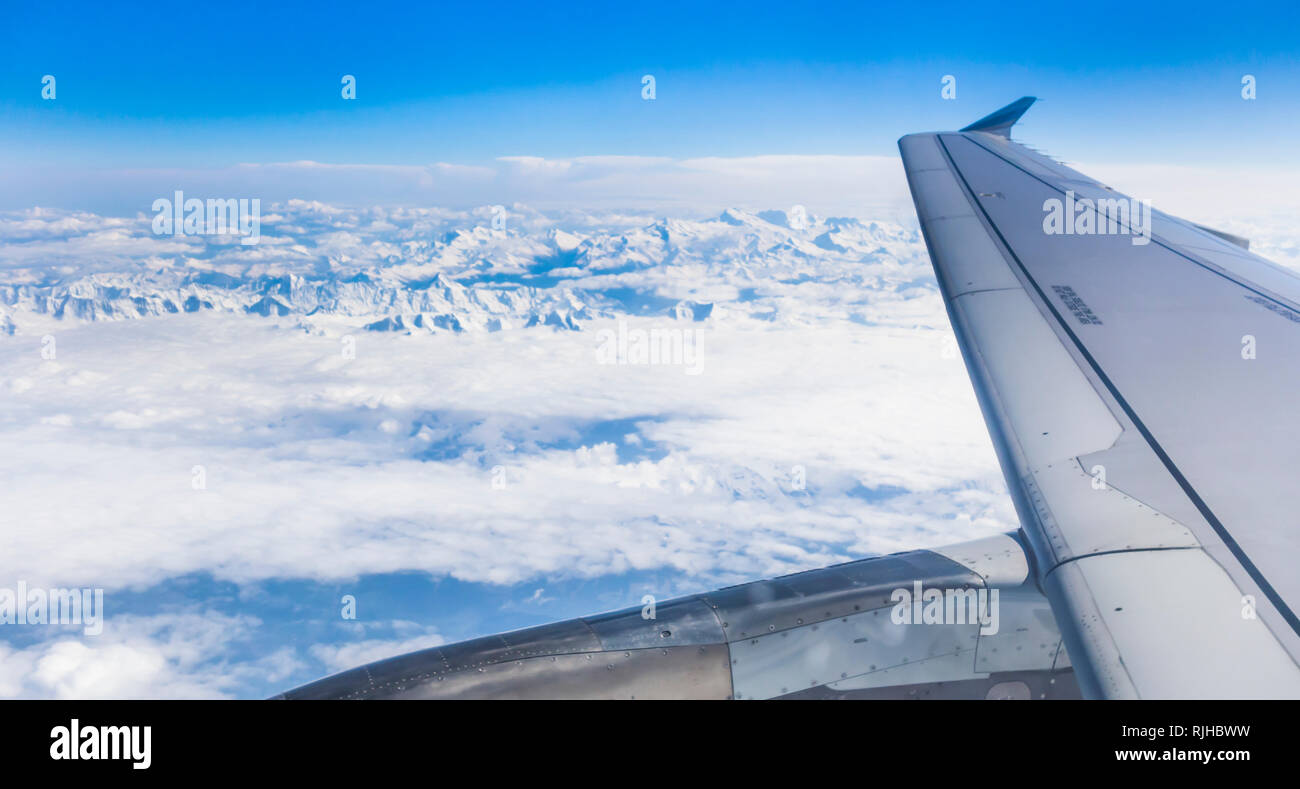 Montagnes couvertes de neige vu de la fenêtre de l'avion Banque D'Images