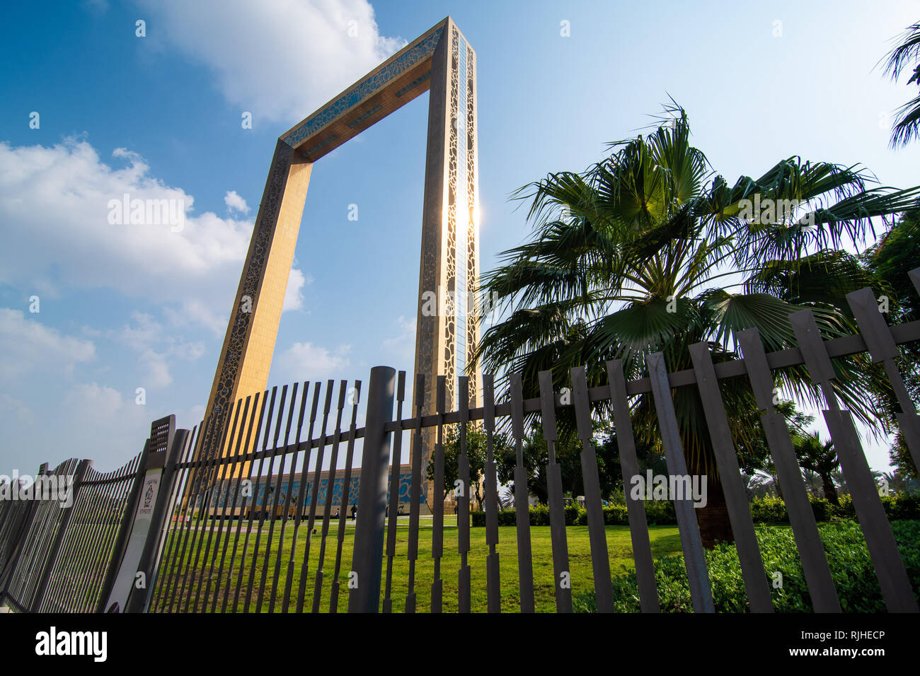 Dubaï, Émirats arabes unis - Dubaï, Octobre 2018 : construction du châssis au lever du soleil Banque D'Images