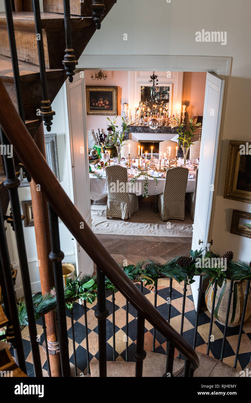 Voir l'escalier, par la porte de la salle à manger à Noël à Banque D'Images