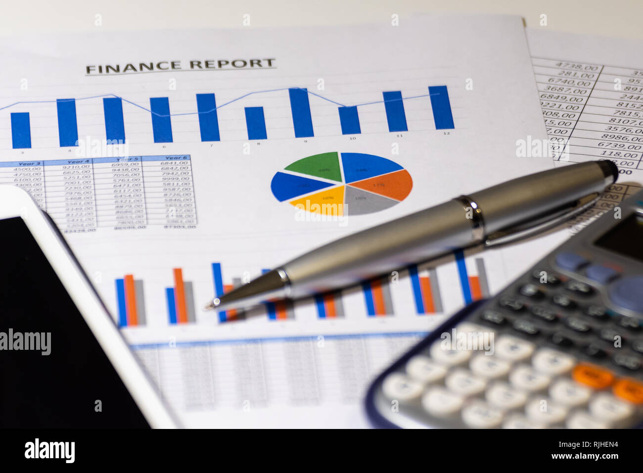 Schéma de l'entreprise sur rapport financier tablet, stylo et calculatrice Banque D'Images