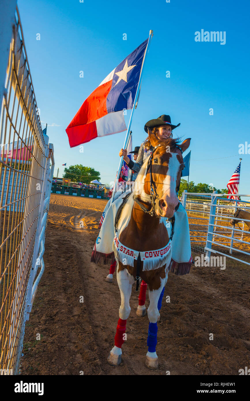 Rodeo divertissement le Lone Star Cowgirls montrant la fierté et le patriotisme. Banque D'Images