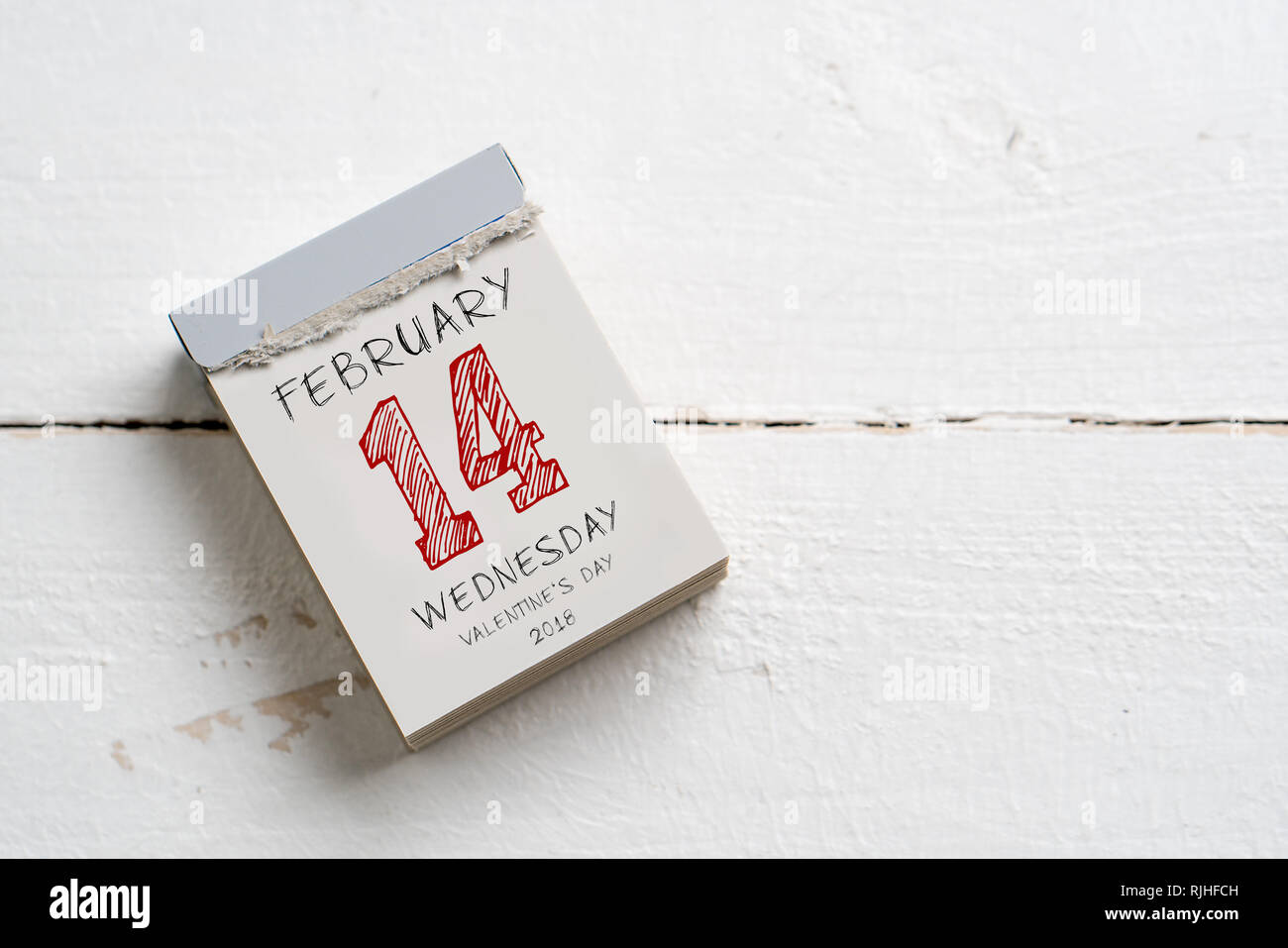 Calendrier de découpe avec 14 février sur le dessus sur une surface en bois Banque D'Images