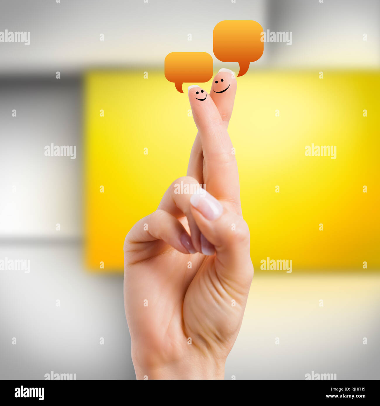 Deux doigts avec smileys symbolisant les personnes à discuter les uns avec les autres Banque D'Images