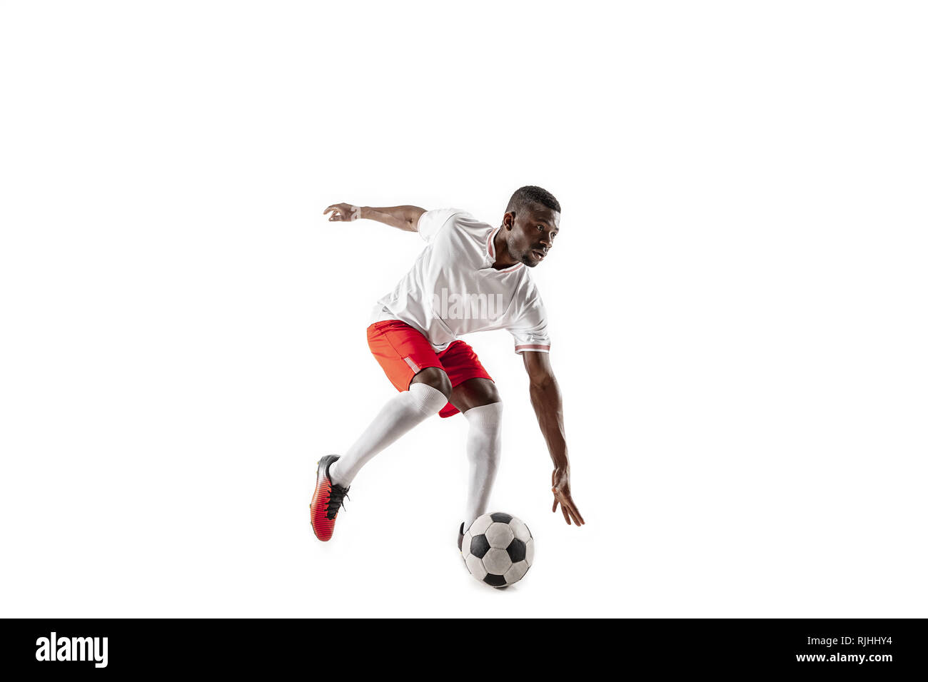 American football africain professionnel de joueur de football en motion isolated on white background studio. Mettre en place à l'homme en action, saut, mouvement à jeu. Banque D'Images