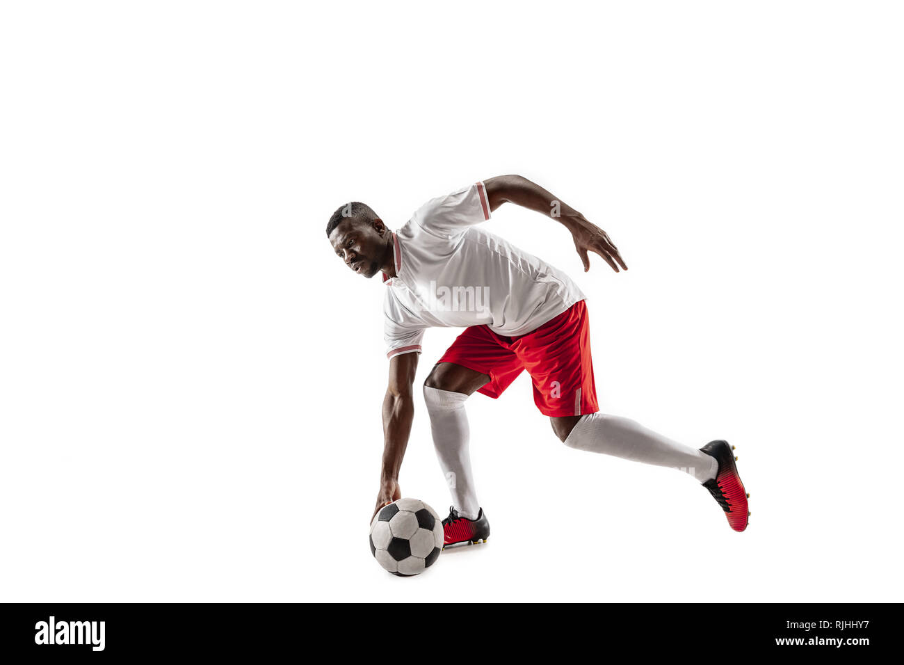 American football africain professionnel de joueur de football en motion isolated on white background studio. Mettre en place à l'homme en action, saut, mouvement à jeu. Banque D'Images