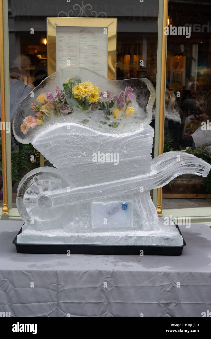Sculpture sur glace à la brouette avec fleurs glacées, York Ice Trail, Coppergate Center, York, North Yorkshire, Angleterre, Royaume-Uni. Banque D'Images