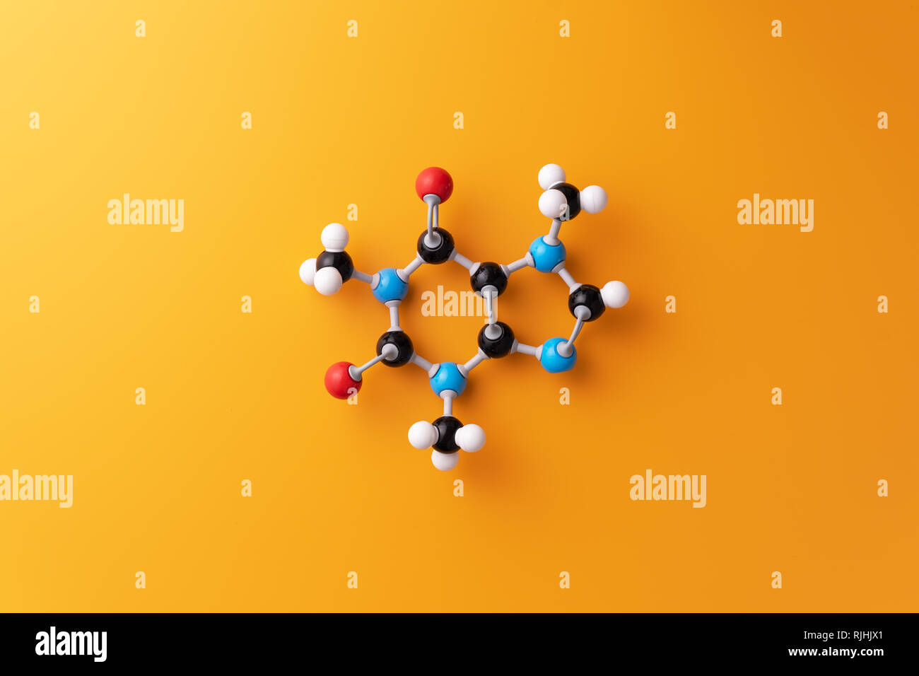 Formule chimique de la caféine sur fond jaune Banque D'Images