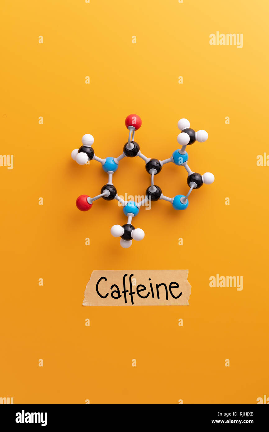 Formule chimique de la caféine la caféine' avec 'écrire du texte sur fond jaune Banque D'Images