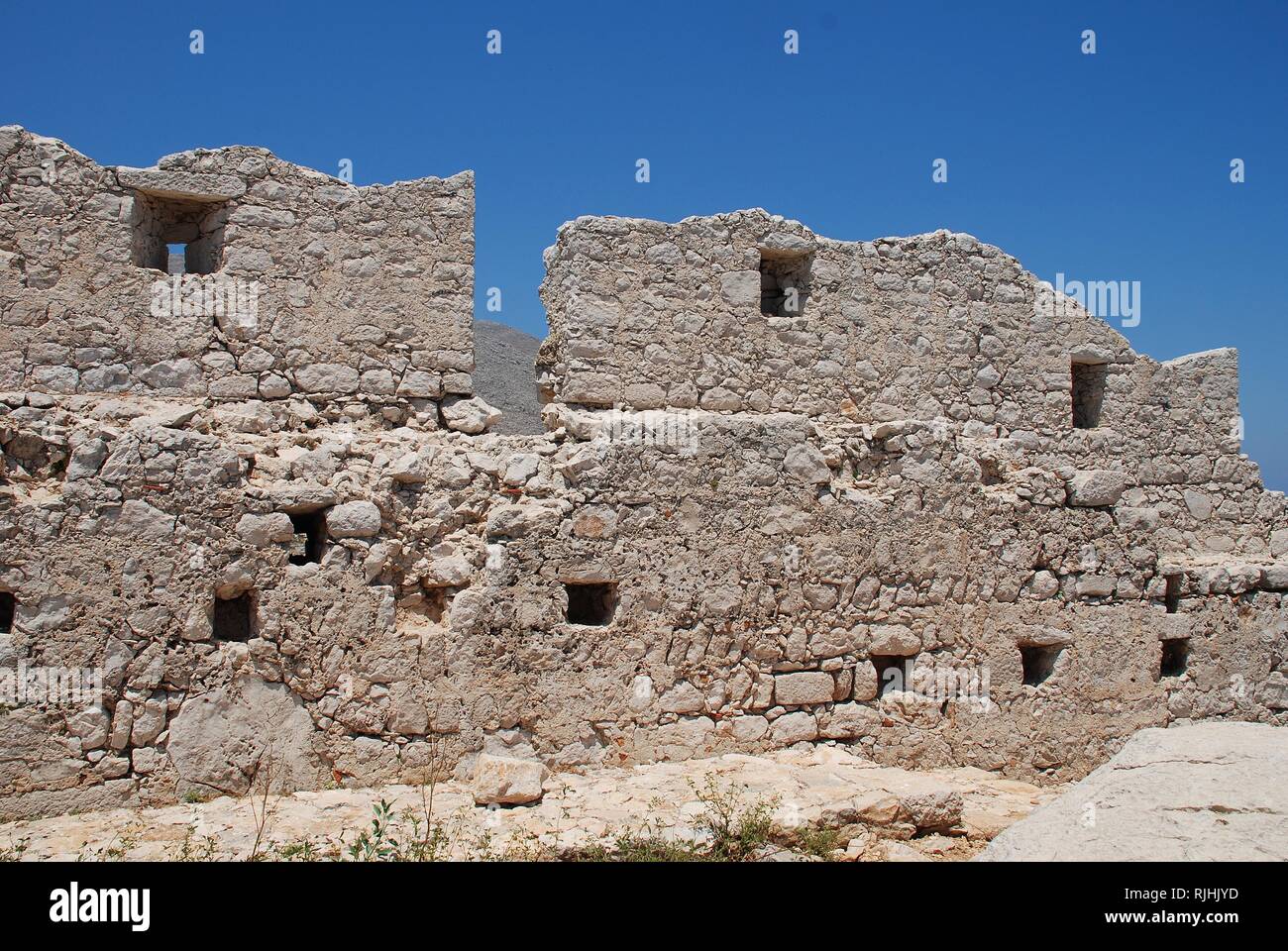 Les vestiges de l'époque médiévale château des chevaliers croisés au-dessus de Chorio sur l'île grecque de Halki. Banque D'Images