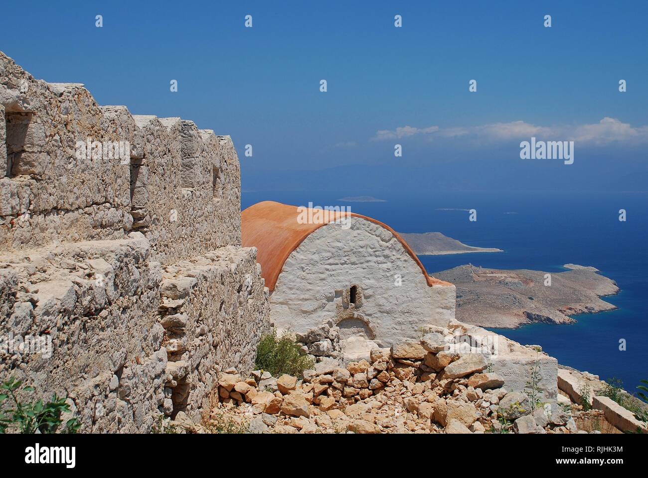 La chapelle restaurée dans les vestiges du château des chevaliers croisé médiéval au-dessus Chorio sur l'île grecque de Halki. Banque D'Images
