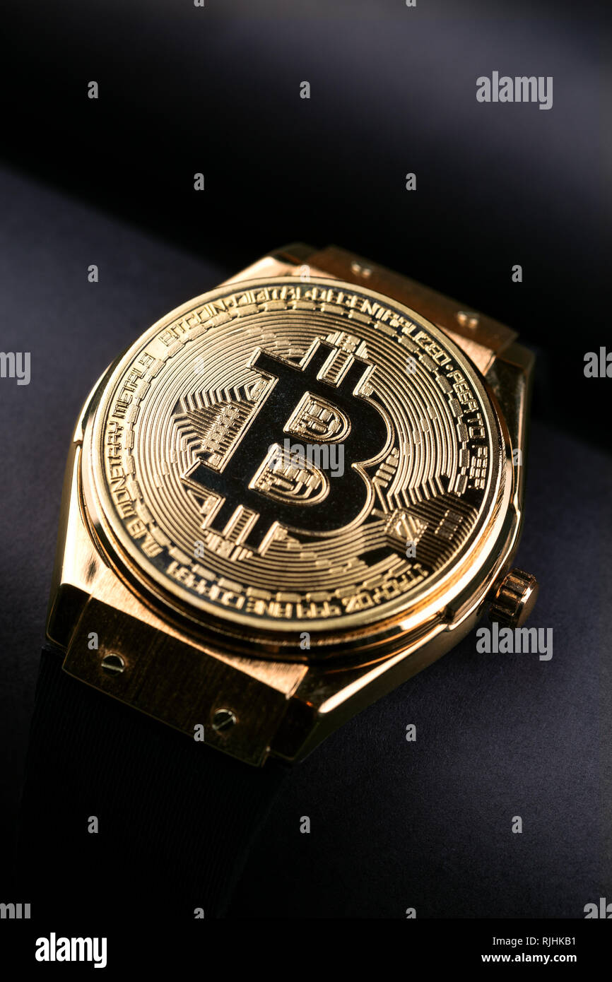 Watch concept Bitcoin temps. Le quart des Bitcoins en or . Concept de temps  cryptocurrency Photo Stock - Alamy