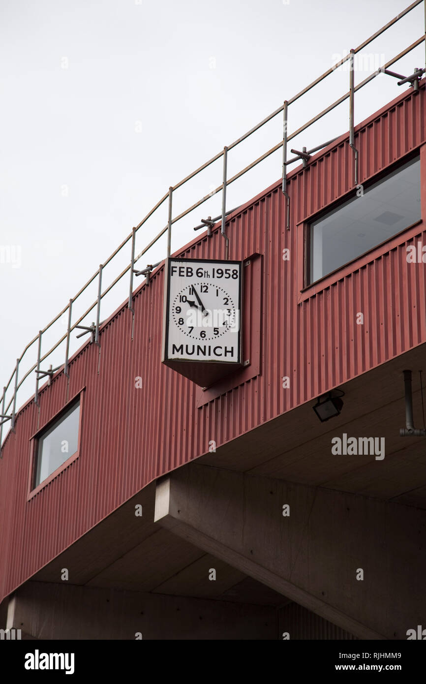 La catastrophe aérienne de Munich Manchester United horloge commémorative sur le coin sud-est du stade de football Old Trafford. Banque D'Images