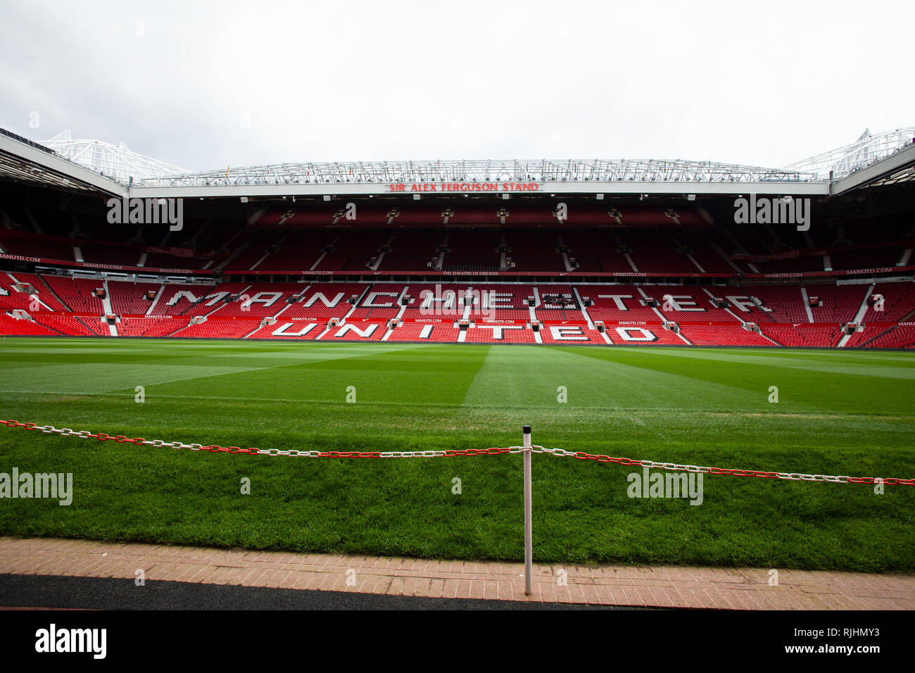Vue à l'intérieur du stade de football Old Trafford de Manchester United "Théâtre des rêves" sur un jour de match Banque D'Images