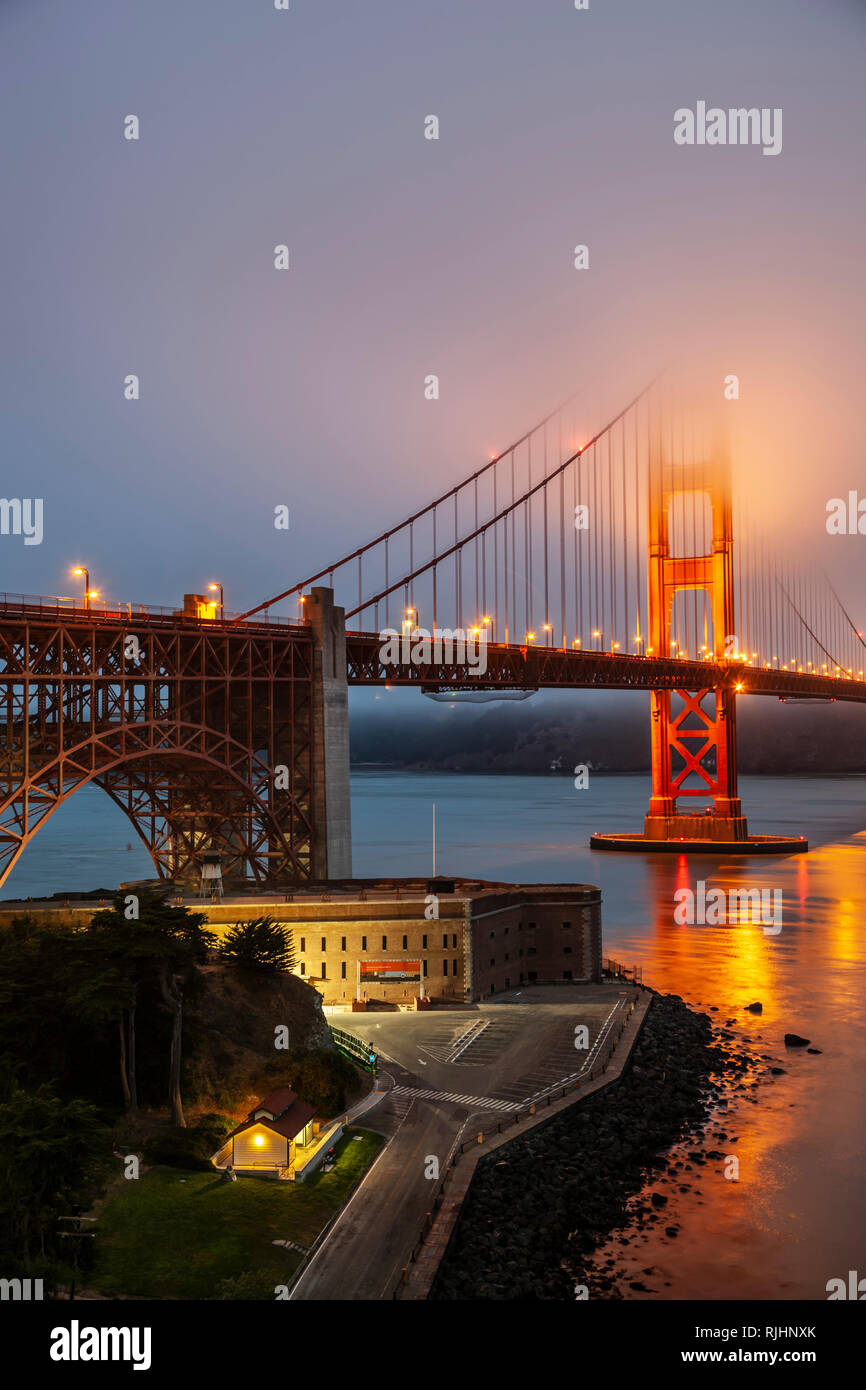 Le Golden Gate Bridge sous la brume et Fort Point National Historic Site, San Francisco, California USA Banque D'Images