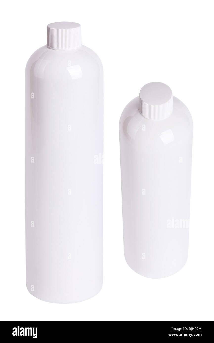 Bouteille en plastique blanc isolé sur fond blanc. Mise en bouteilles de plastique avec bouchon pour les cosmétiques Banque D'Images