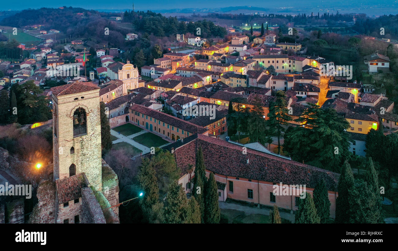 L'Italie, Lombardie, Solferino, Mantova, le château et la nuit par défaut Banque D'Images