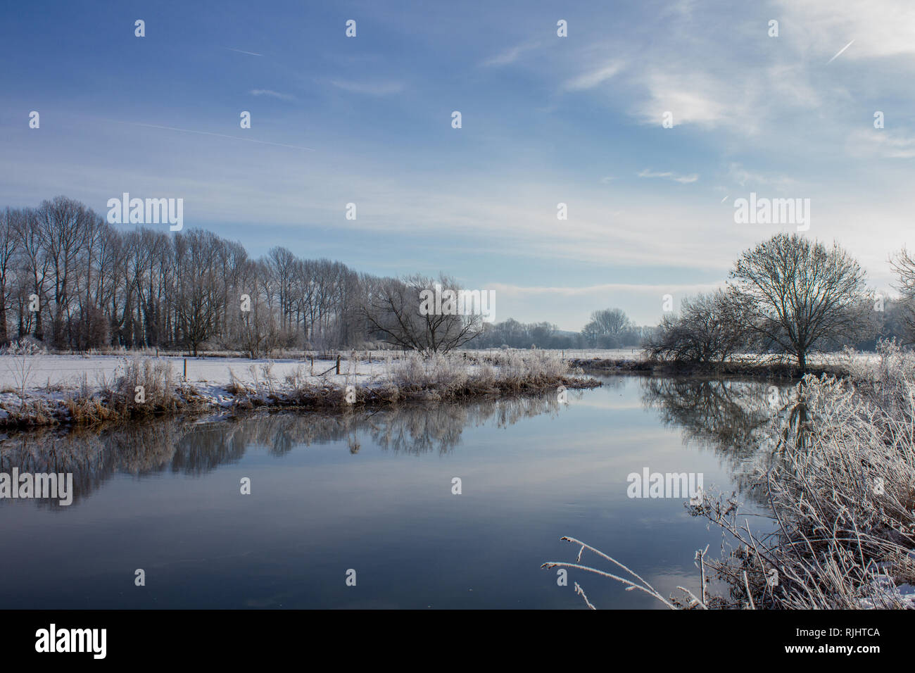 Scène d'hiver sur la Tamise à Buscot, Oxfordshire, UK Banque D'Images