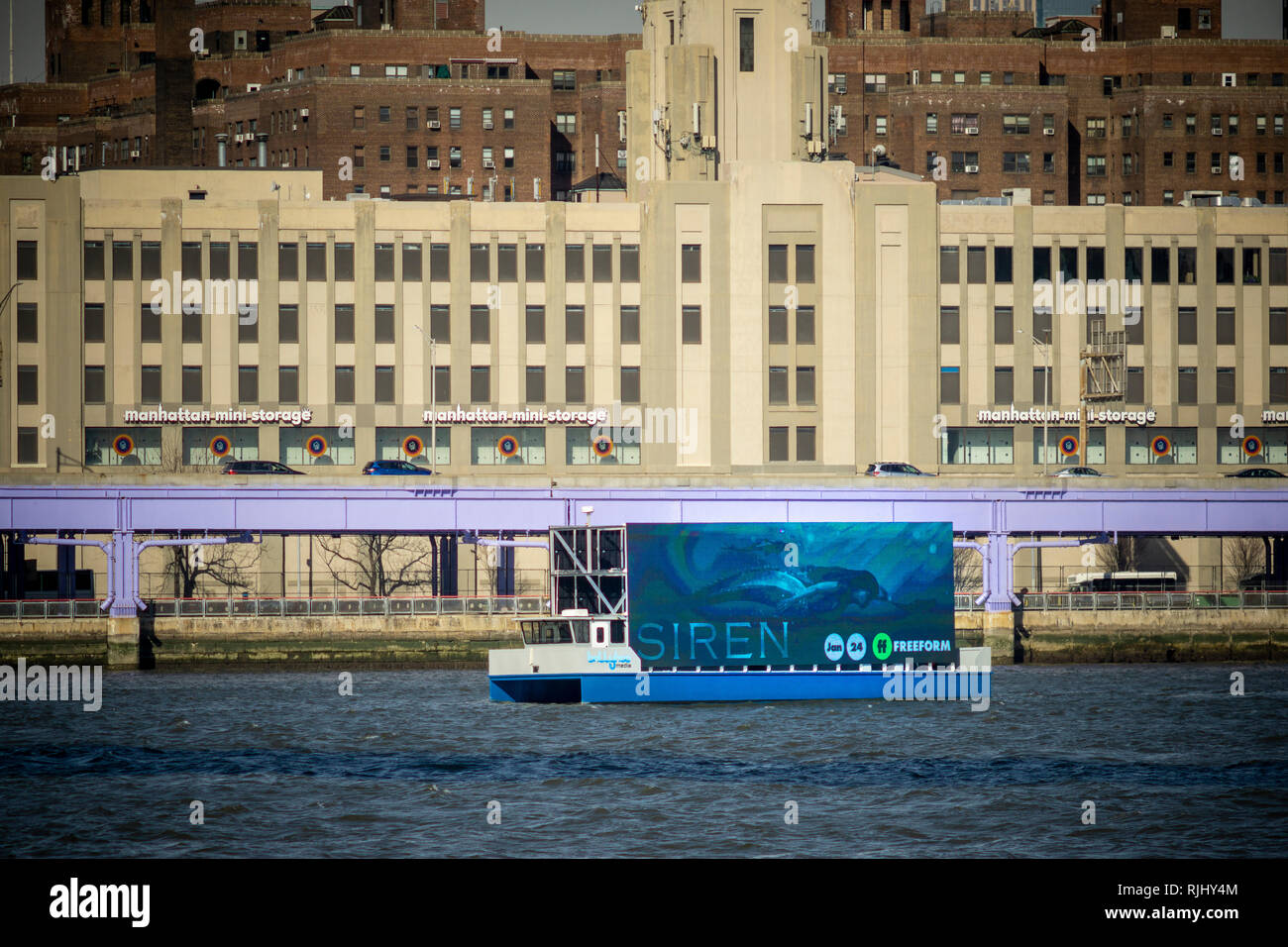 Un bateau transportant un affichage numérique se déplace vers le bas de l'East River, à New York, le samedi, 2 février 2019. Un bateau à partir de la propagande Media voyages dix heures par jour en haut et en bas New York waterways montrant la publicité numérique. (© Richard B. Levine) Banque D'Images