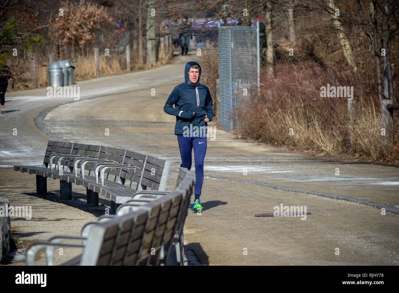 Les joggers intrépides braver le froid à Brooklyn Bridge Park à New York le Samedi, Février 2, 2019. (© Richard n. Levine) Banque D'Images