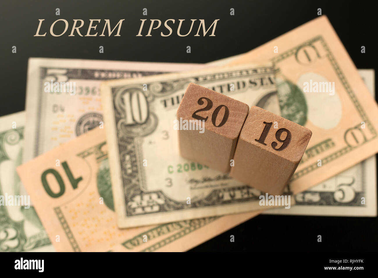 Nombre 2019 sur les billets de dollar, fond Lorem ipsum mots. Banque D'Images