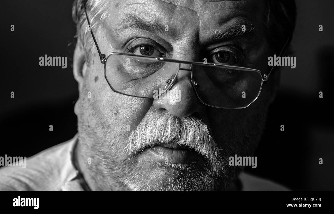 Le noir et blanc portrait of middle-aged man Banque D'Images