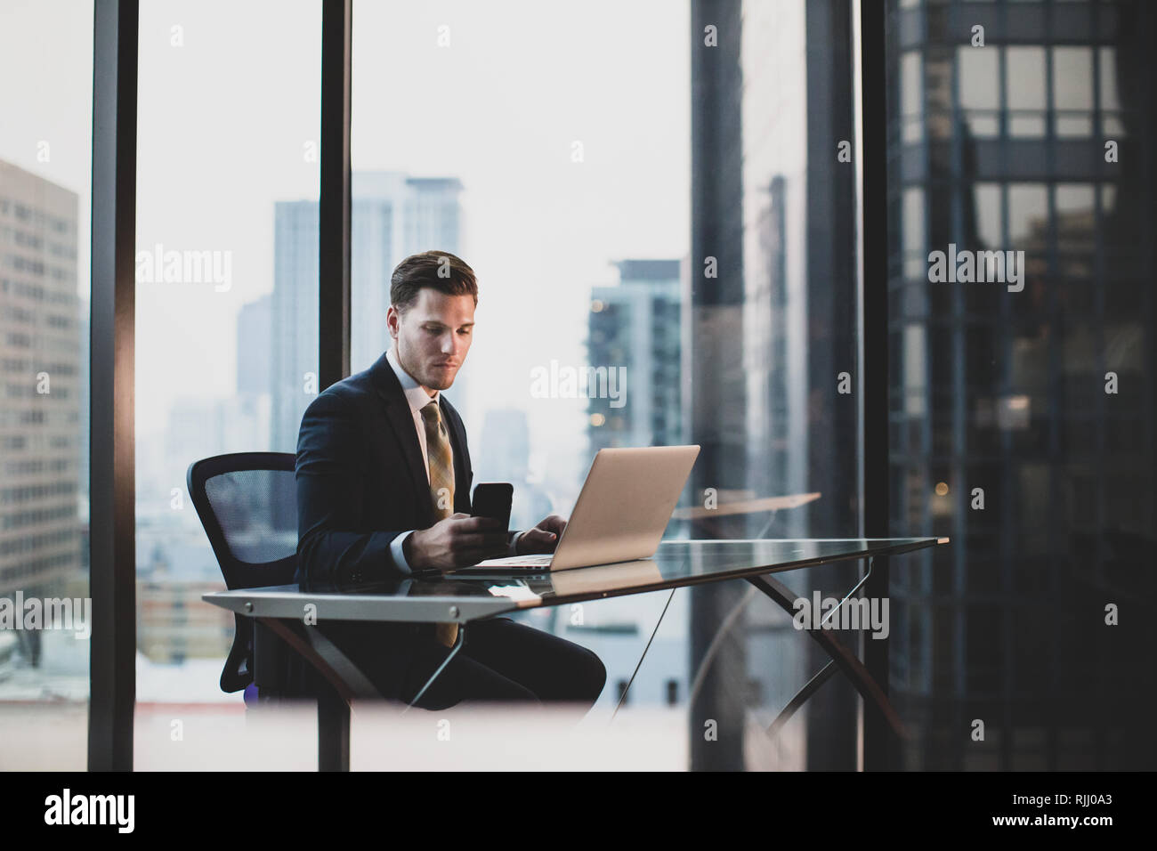 Businessman working in office exécutif dans un gratte-ciel Banque D'Images