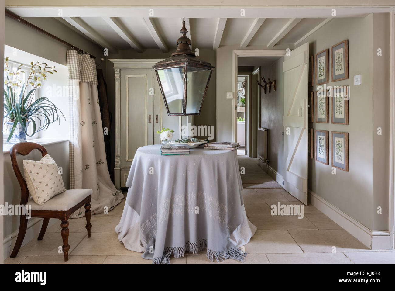 Grande lanterne en couloir avec poutres apparentes d'origine et d'un carrelage en pierre calcaire Banque D'Images