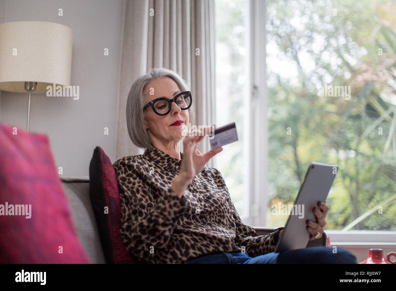 Femelle adulte mature shopping online Banque D'Images