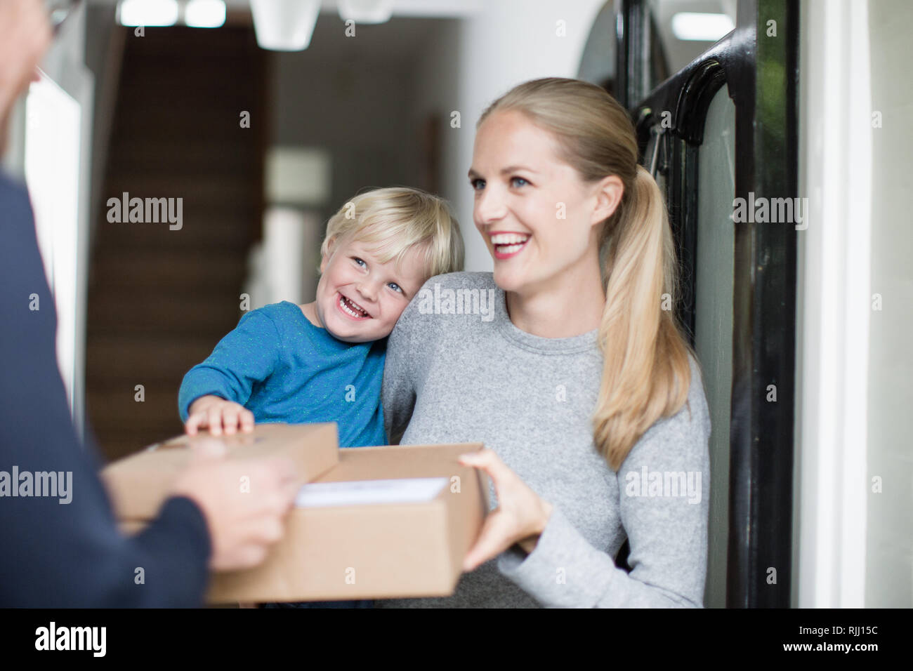 Jeune famille recevant une prestation d'accueil Banque D'Images