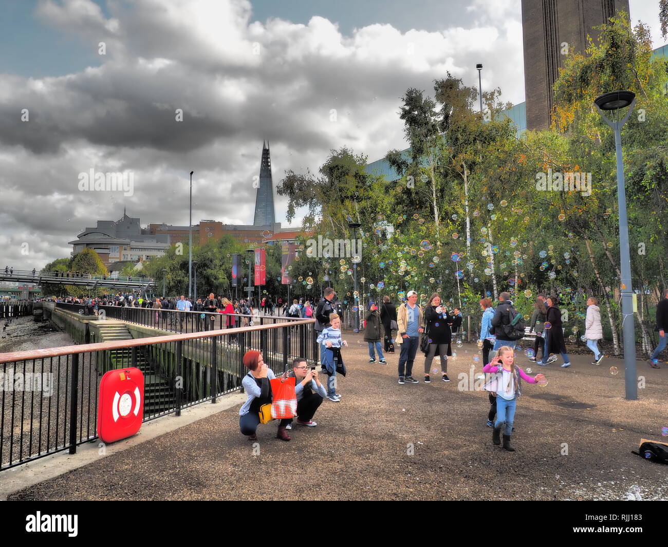 Les enfants jouent avec des bulles de savon dans la région de South Bank - Londres - Royaume-Uni Banque D'Images