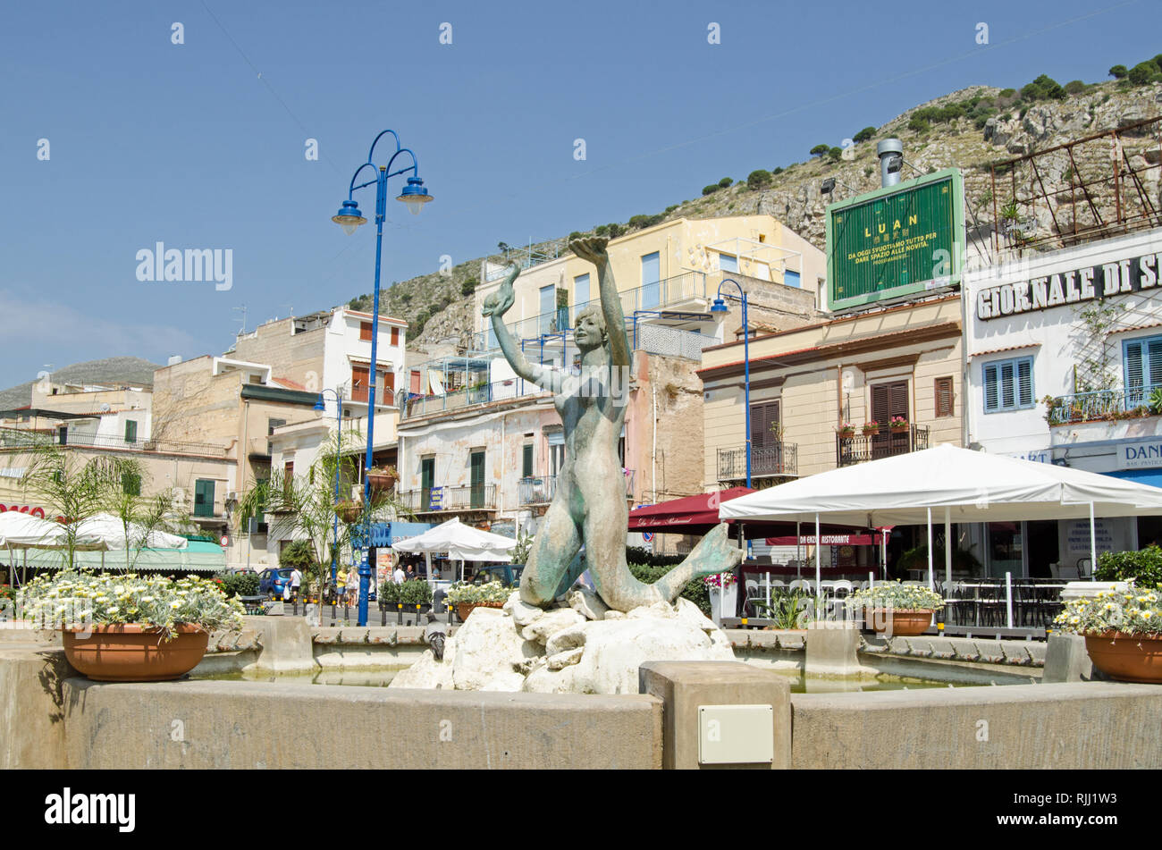 Palerme, Italie - 19 juin 2018 : vue sur la fontaine de la Piazza Mondello dans le centre de la ville historique de Palerme resort sur un matin d'été ensoleillé. Banque D'Images
