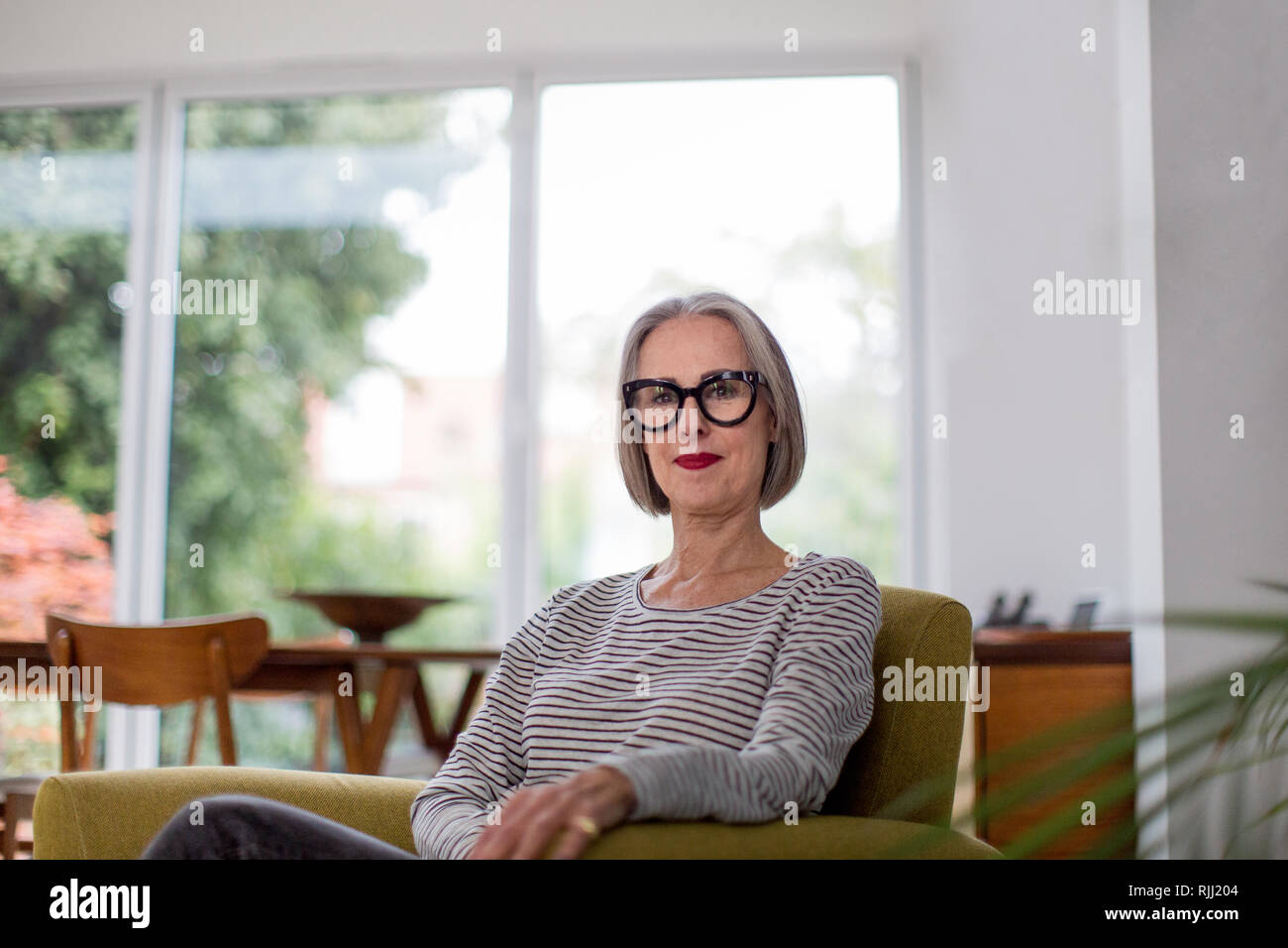 Portrait d'une femme adulte mature à la maison Banque D'Images