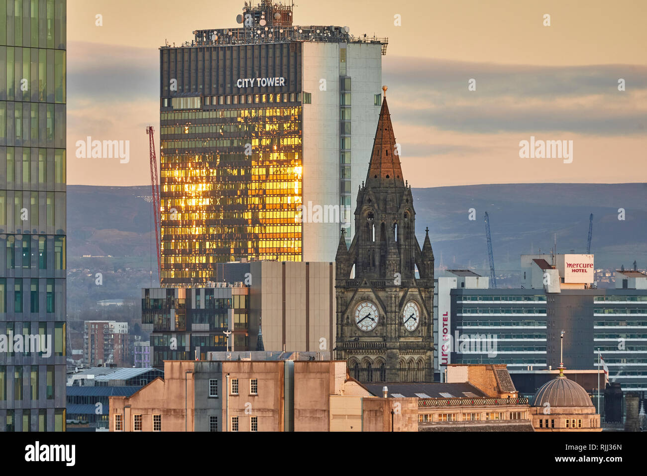 Le centre-ville de Manchester vue sur l'horizon sur les toits de Salford de Wilburn, Hôtel de Ville Tour de l'horloge à City Tower Banque D'Images
