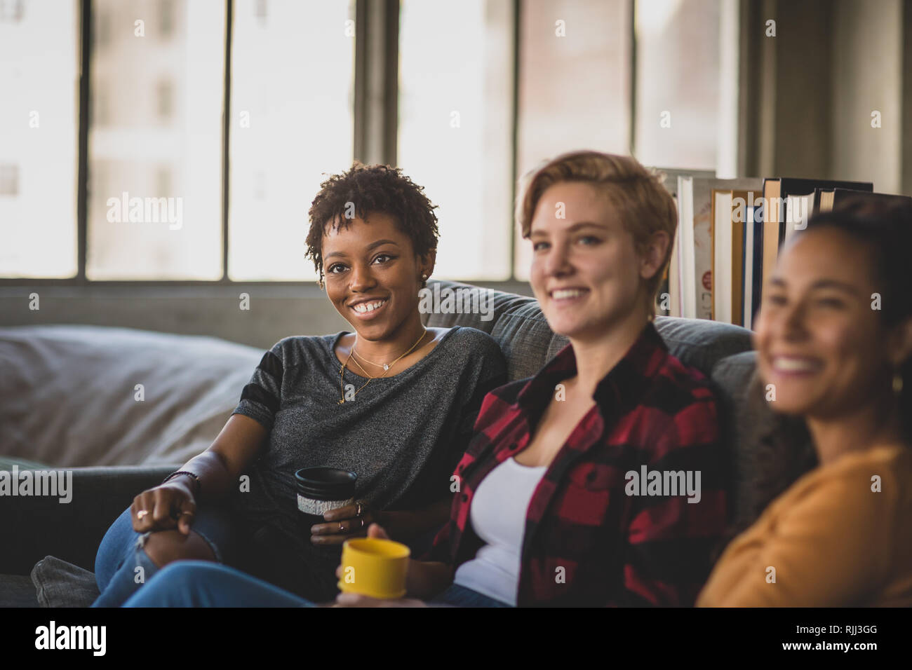 Les amis des jeunes adultes la socialisation dans un appartement loft Banque D'Images