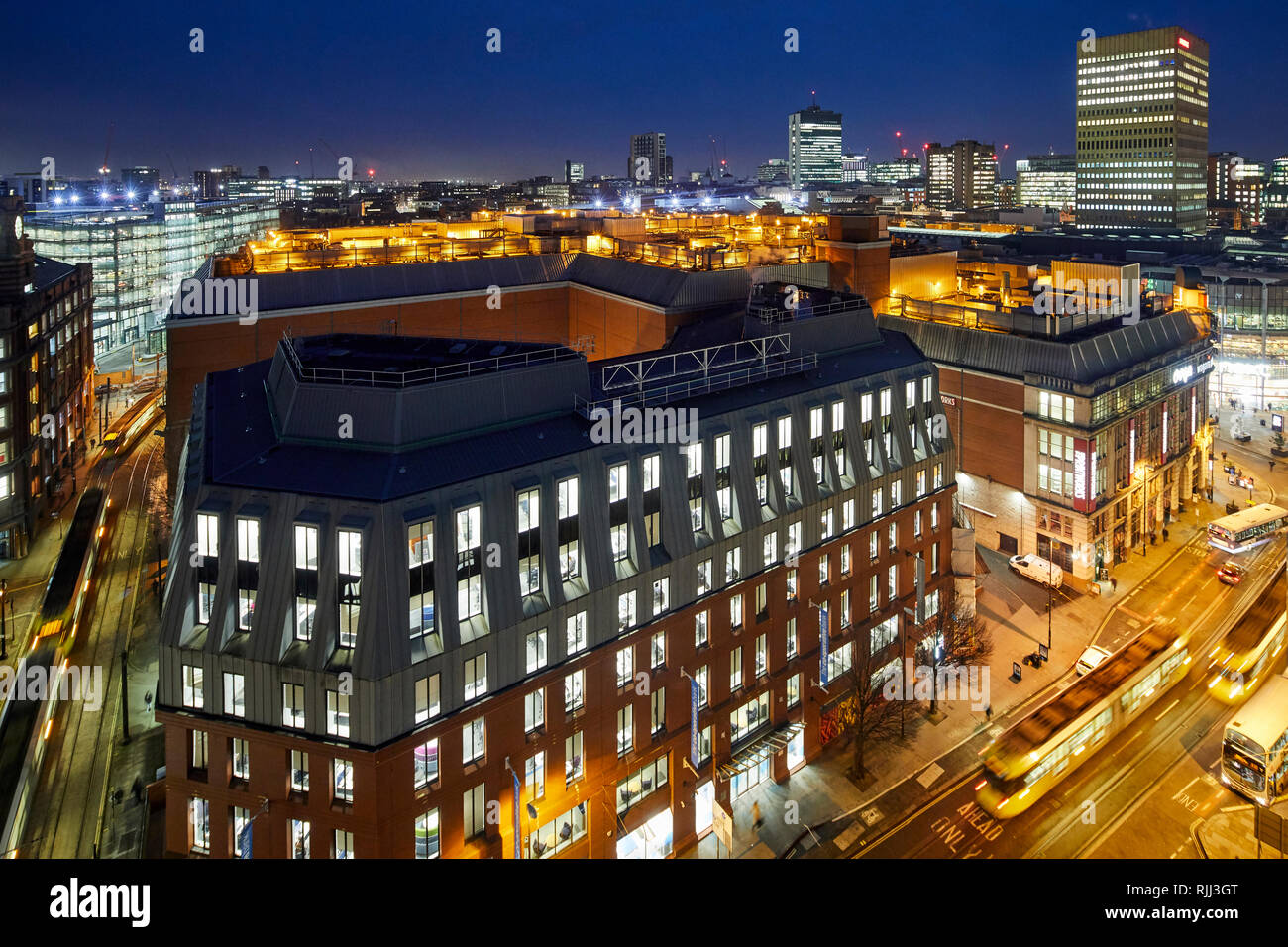 Le centre-ville de Manchester vue sur l'horizon sur les toits de l'Hôtel  Indigo montrant Corporation Street La Co-operative Bank services 1 rue du  Ballon Photo Stock - Alamy