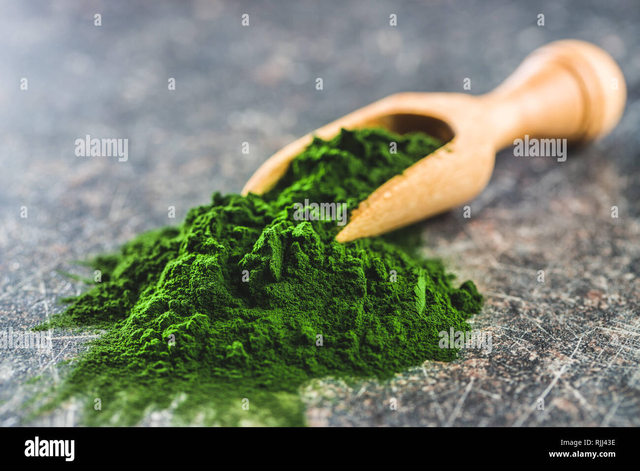 La chlorelle vert en poudre dans un scoop. Banque D'Images