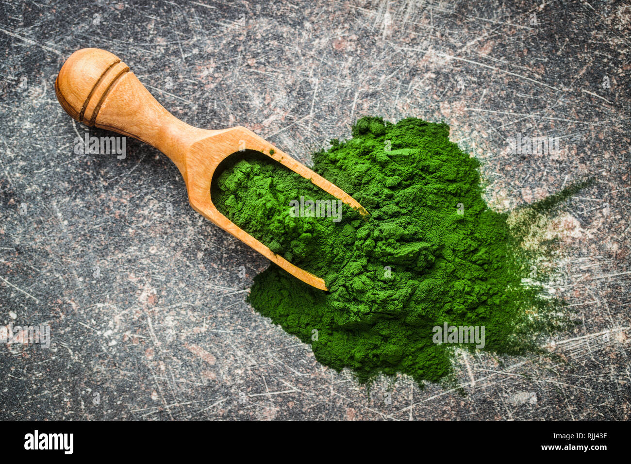 La chlorelle vert en poudre dans un scoop. Banque D'Images