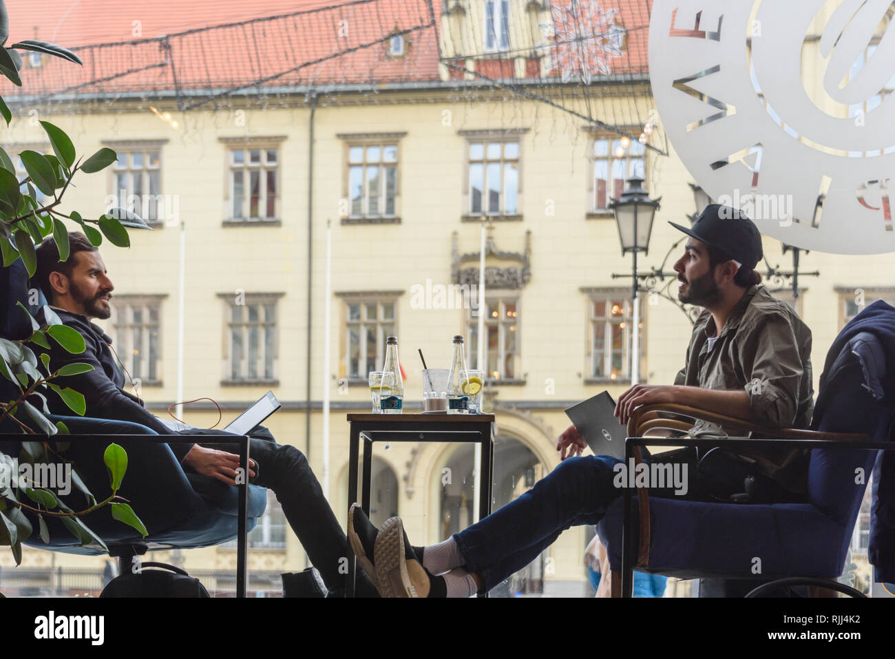 Deux hommes qui se profile dans la fenêtre d'un café, Wroclaw, Wroclaw, Wroklaw, Pologne Banque D'Images