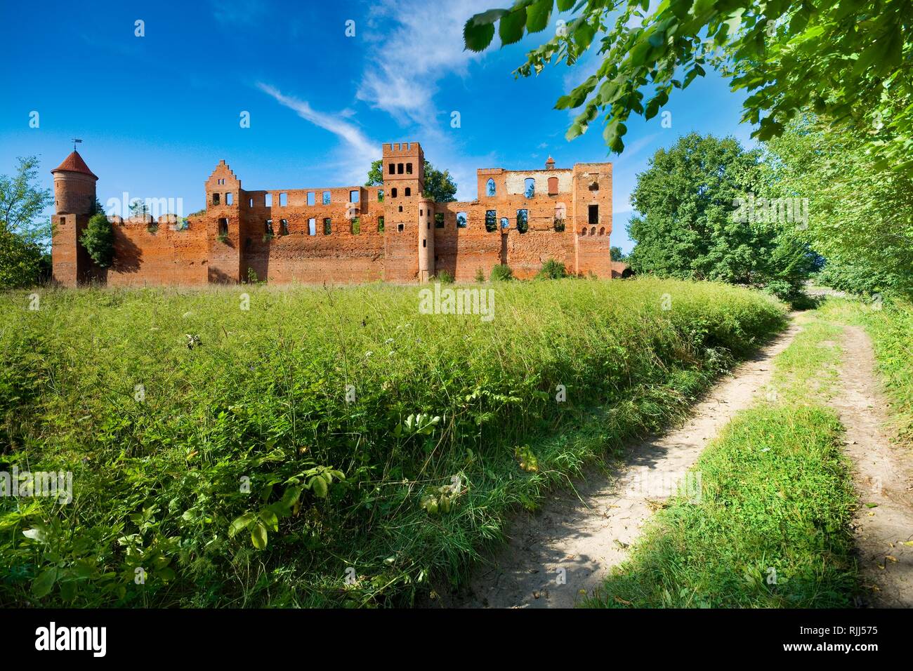 Ruines du château médiéval des chevaliers teutoniques dans Szymbark, Pologne (ex-Schonberg, la Prusse orientale) Banque D'Images