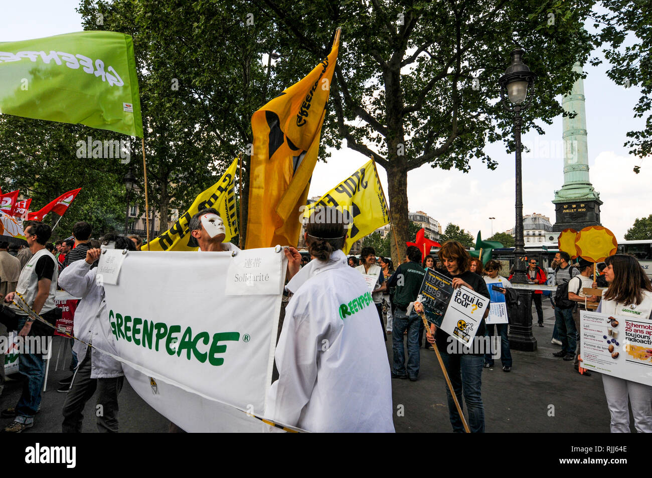 Des militants anti-nucléaires rendent hommage aux victimes de Fukushima, Paris, France Banque D'Images