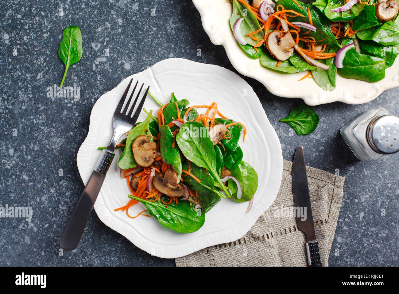 Salade d'épinards et champignons sherry carottes, vue d'en haut Banque D'Images