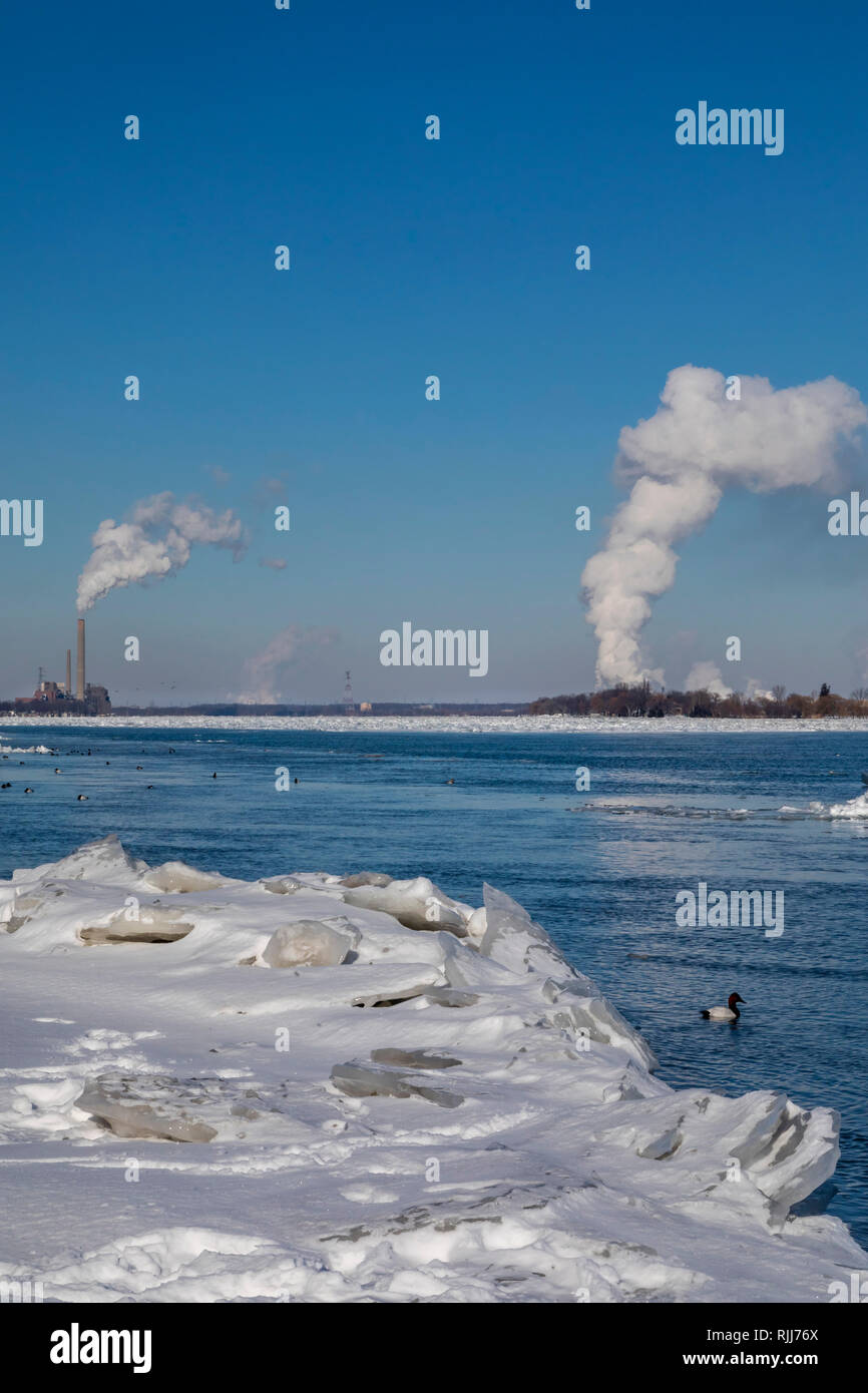 Ville maritime, Michigan - les centrales au charbon et les usines chimiques remplies de glace la ligne Rivière Sainte-Claire. Banque D'Images