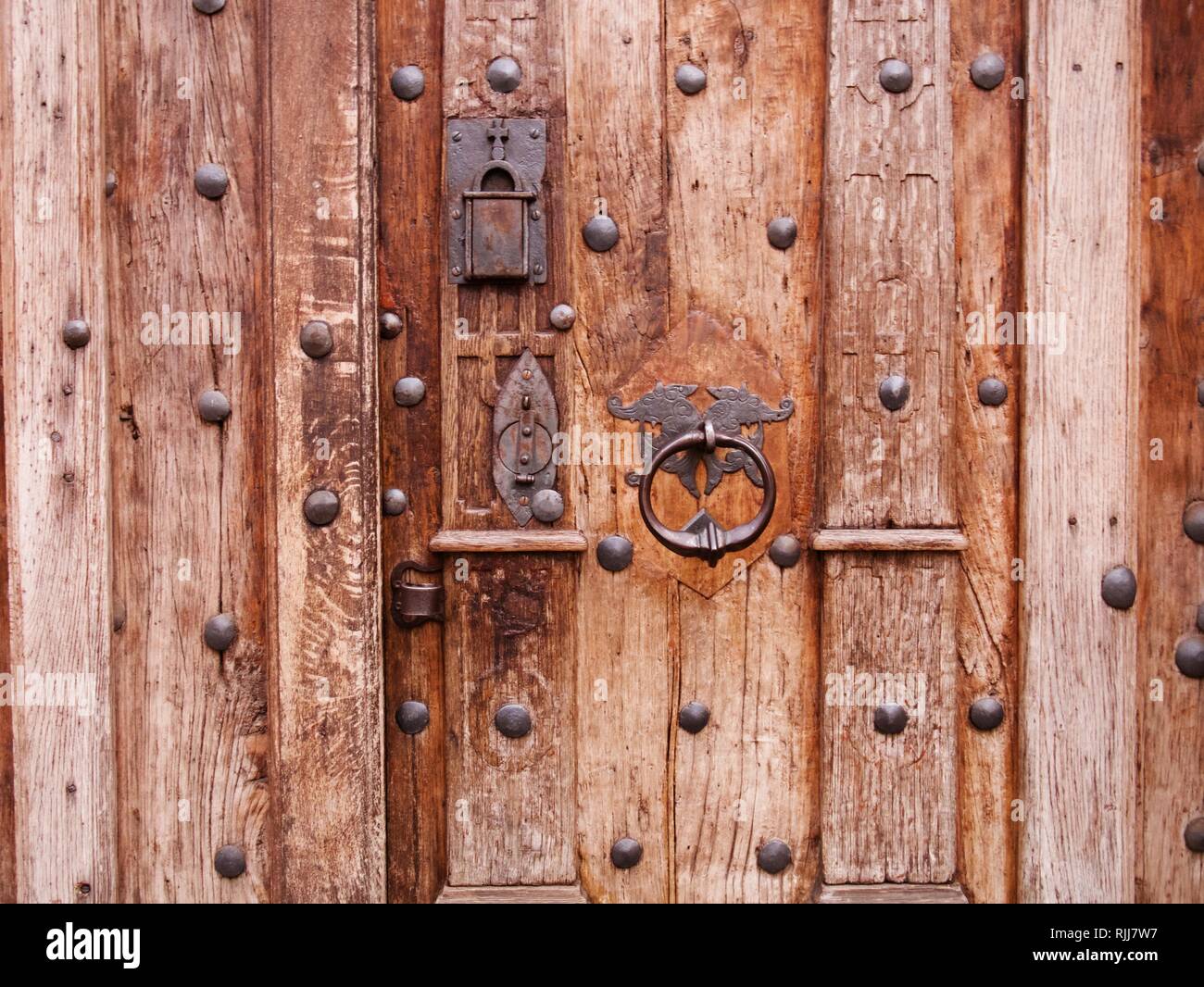 Brun rustique en bois avec serrure de porte en fer, le métal et les vis de  poignée de porte Vintage Photo Stock - Alamy